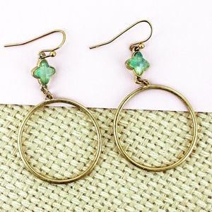 2/$10- MINT GLASS QUATREFOIL GOLDTONE  EARRINGS
